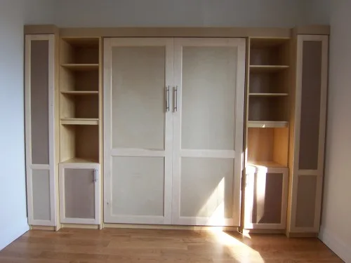 Pakeliamos lovos naturalaus medžio durelėmis